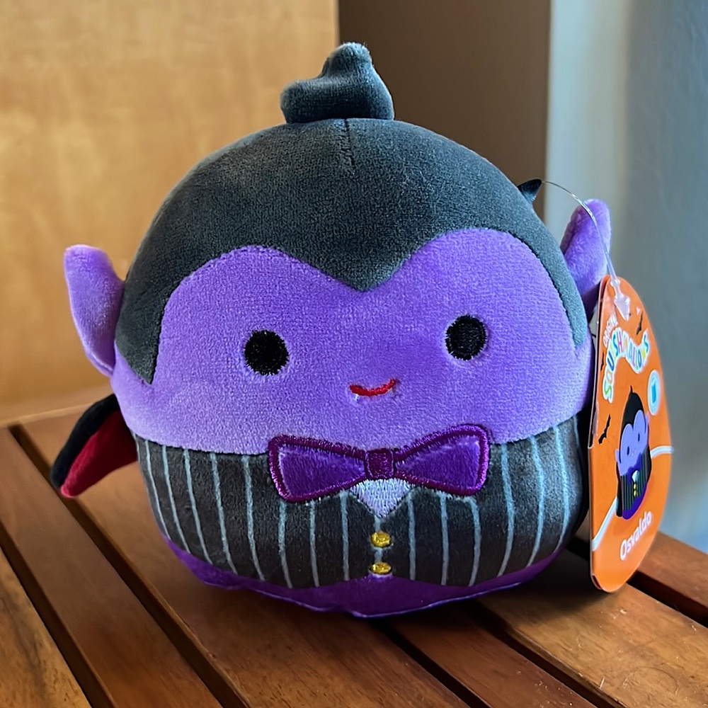 📦 NWT 5” FTM Osvaldo the Vampire Squishmallows Halloween decor fall bat